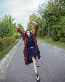 吃瓜网红拍照姿势图解女  第2张